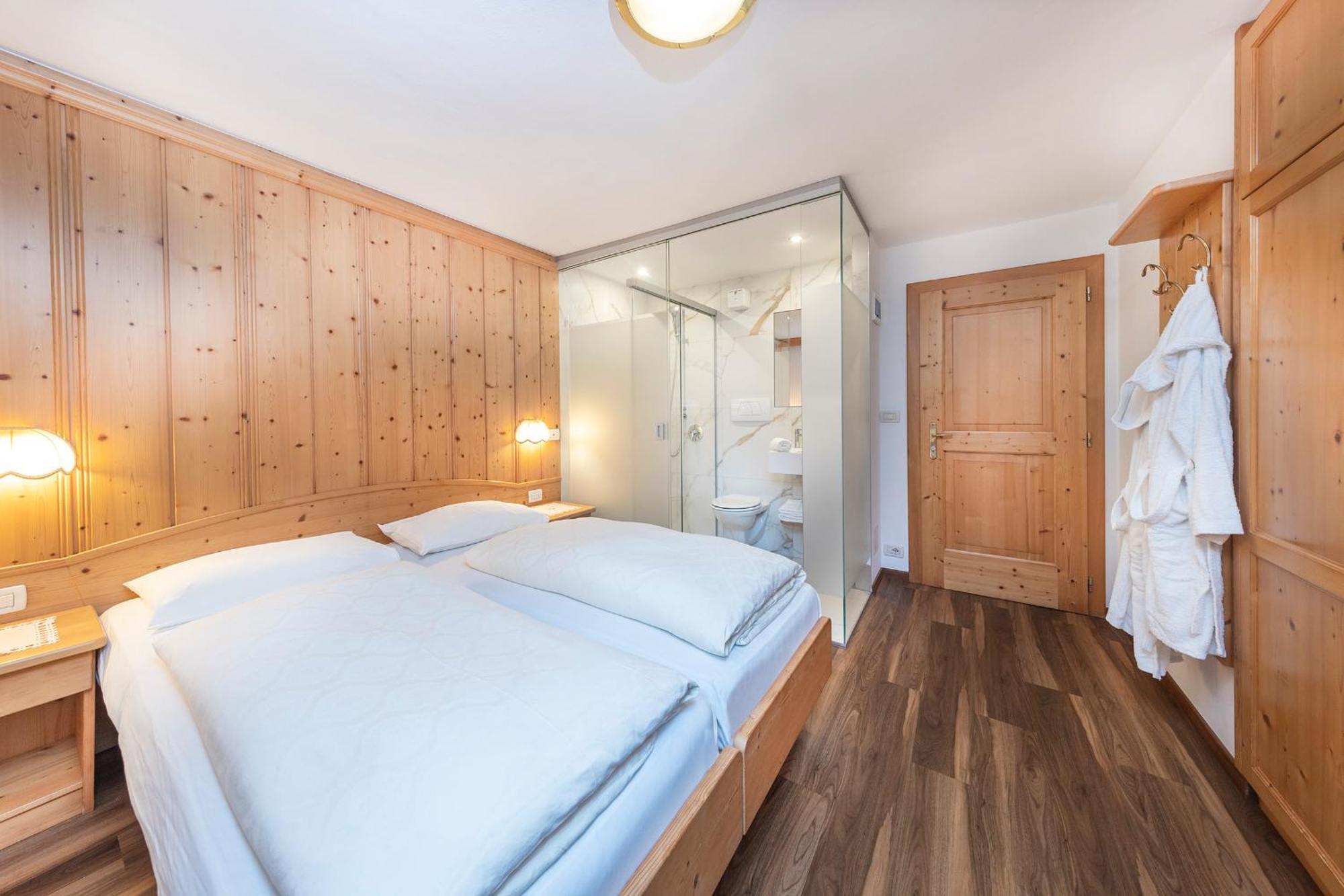 Hotel Jagdhof Selva di Val Gardena Room photo